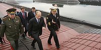 Президент России, как герой фильма «Один и без оружия», сегодня тоже действует в крайне враждебной для страны среде. Но он не один. И с оружием