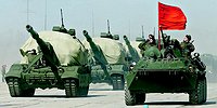 Парад танков и ополченцев