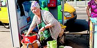 Кто стоит за торгующими у метро бабушками
