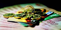 Популярным новогодним подарком стали деньги