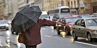 Мокрое лето озолотило таксистов, продавцов зонтиков и онлайн-кинотеатры