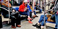 Тепло ли тебе, девица, в кроссовках без носков?