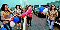 Чтобы первыми проехать по Крымскому мосту, очередь занимали с ночи