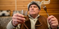 Мужики узнали, что их лечили от пьянства за 1,7 миллиона, - и немедленно выпили