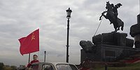 Заезд ретроавтомобилей под мелодии военных лет