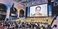 Американский перебежчик Эдвард Сноуден: Я собирался провести в России сутки - а застрял на шесть лет