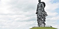 Стоит монумент подо Ржевом