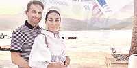 Я достаю из широких штанин золотую свою паспортину