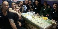 Сижу на нарах с коньяком и ноутбуком