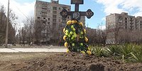 Мариуполь: Кресты на газонах и борщ во дворах