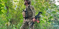 Здесь дронов-камикадзе, как слепней в жаркий день