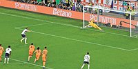 Англичане сыграли в футбол