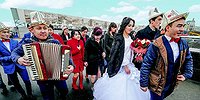 Нелегальным мигрантам запретят жениться в России